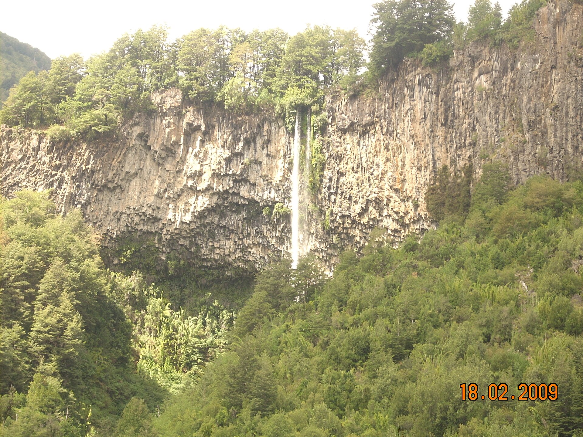 Salto Malalco: la cascada de 80 metros de Curarrehue (La Araucanía)
